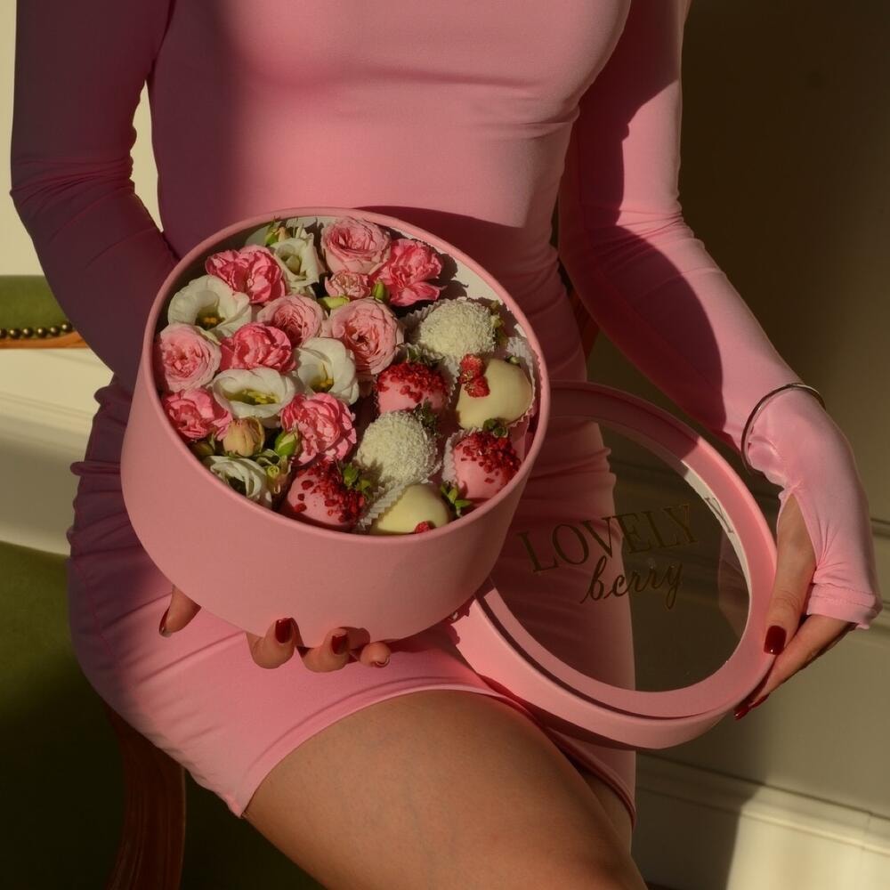 Шляпная коробка с цветами и клубникой в шоколаде