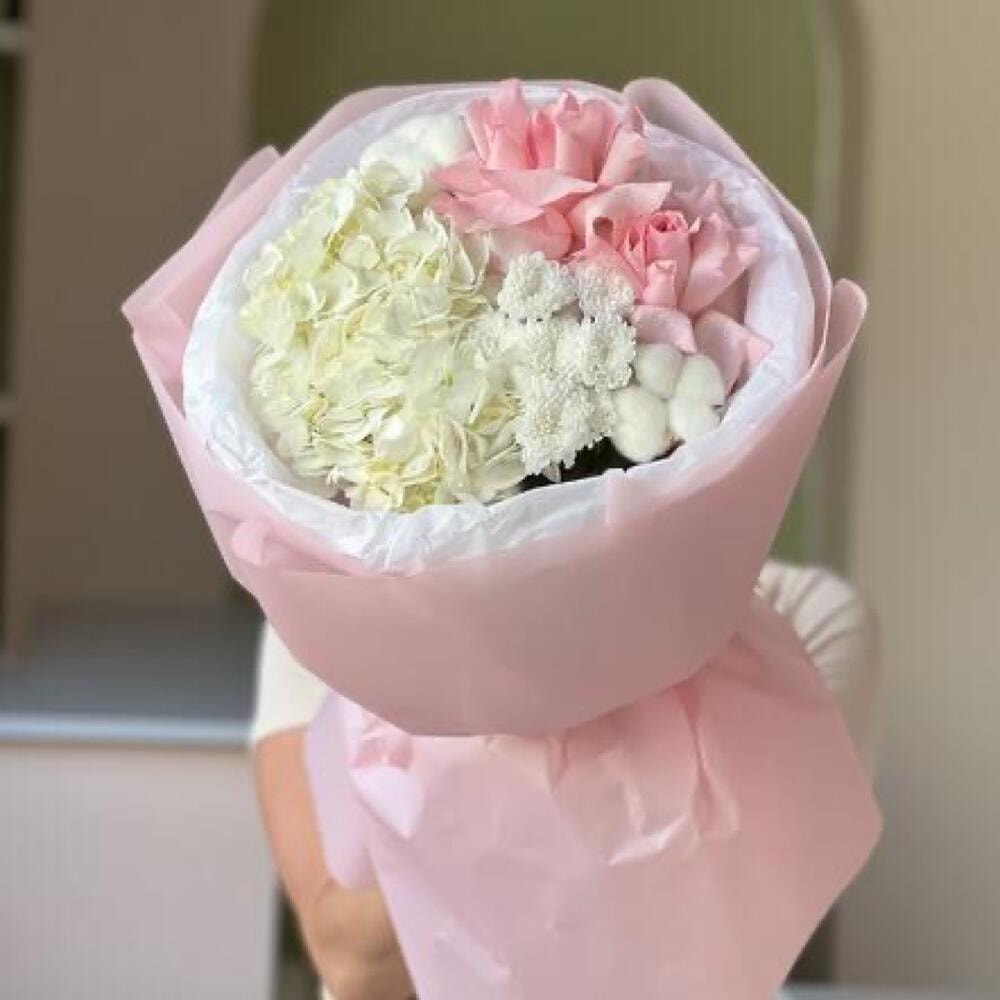 Букет с розами и гортензией