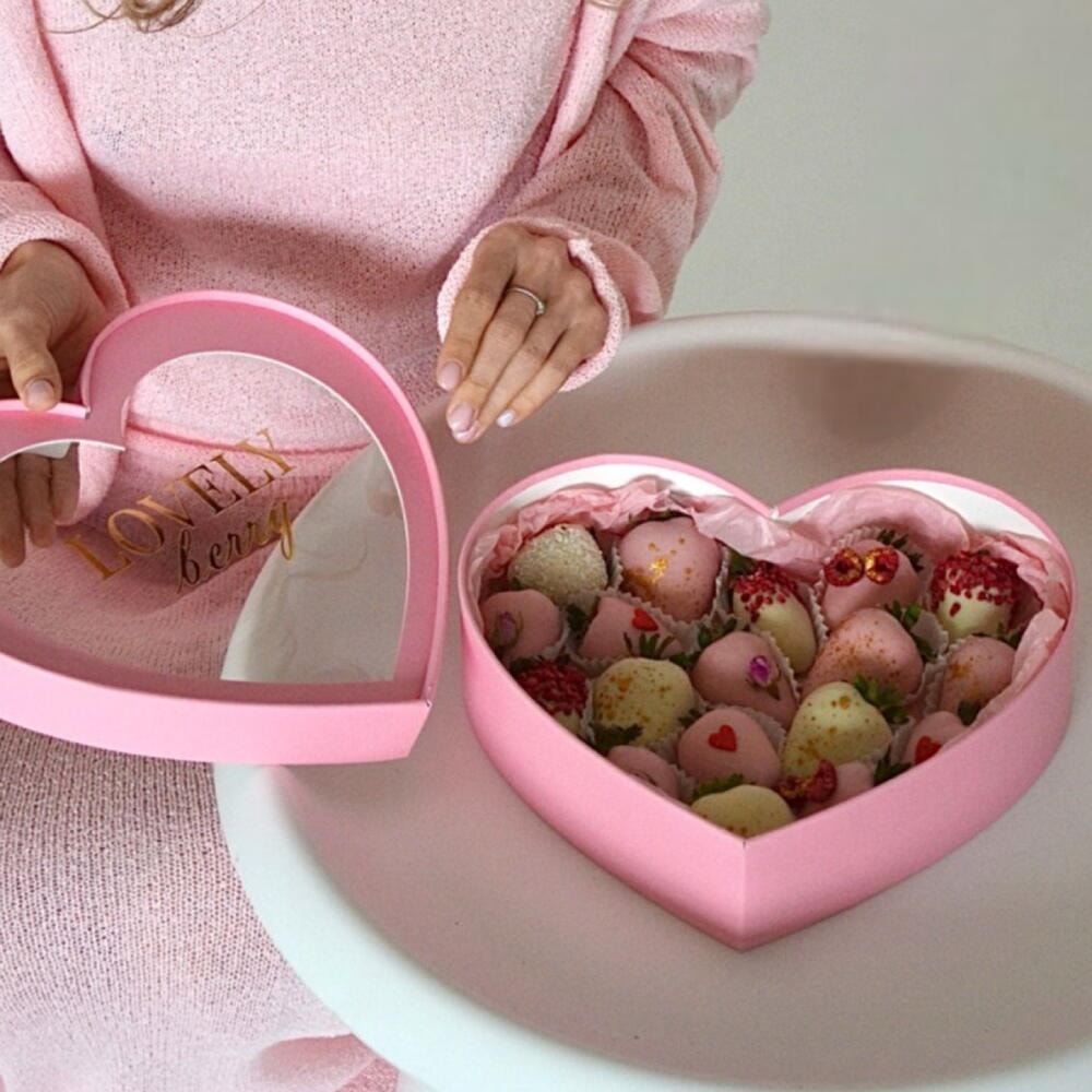 Сердце с клубникой в шоколаде