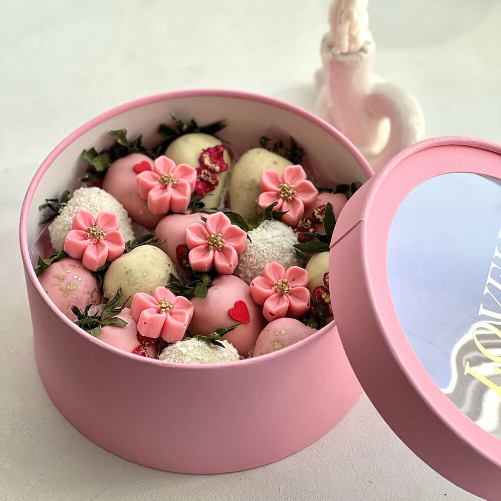 Клубника в шоколаде с цветочками